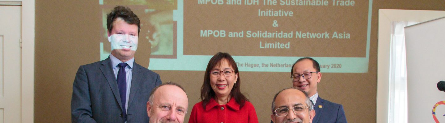 Joost Oorthuizen (IDH) and Dr. Ahmad Parveez Ghulam Kadir (Malaysian Palm Oil Board) sign an MoU on sustainable palm oil, witnessed by Teresa Kok, Minister for Primary Industries of Malaysia