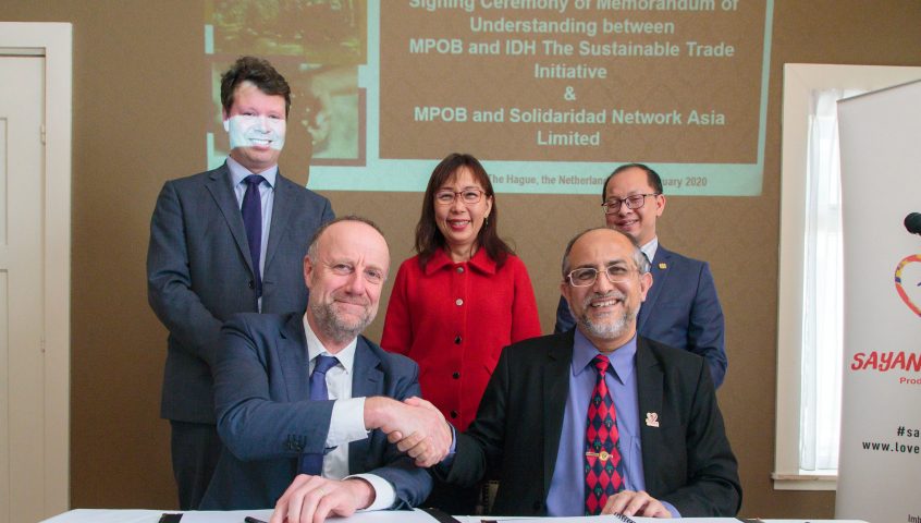 Joost Oorthuizen (IDH) and Dr. Ahmad Parveez Ghulam Kadir (Malaysian Palm Oil Board) sign an MoU on sustainable palm oil, witnessed by Teresa Kok, Minister for Primary Industries of Malaysia