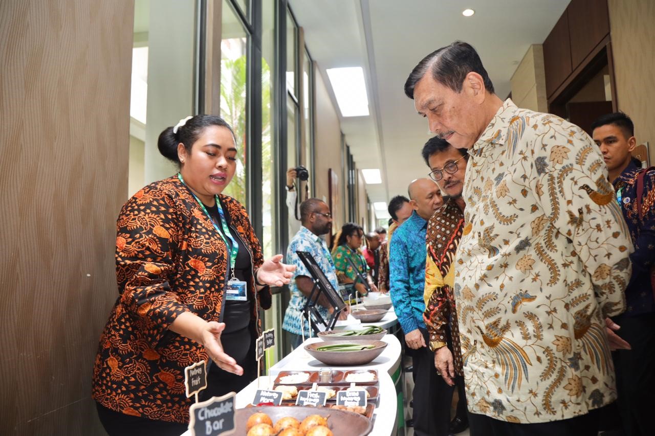 Papuan indigenous youth ambassadors explain spices and algae to the Coordinating Minister of Maritime and Investment Luhut Binsar Panjaitan