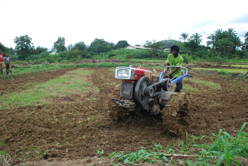 A technician uses a motorized tiller on swampland in Foya, Lofa County. The DayLight/James Harding Giahyue