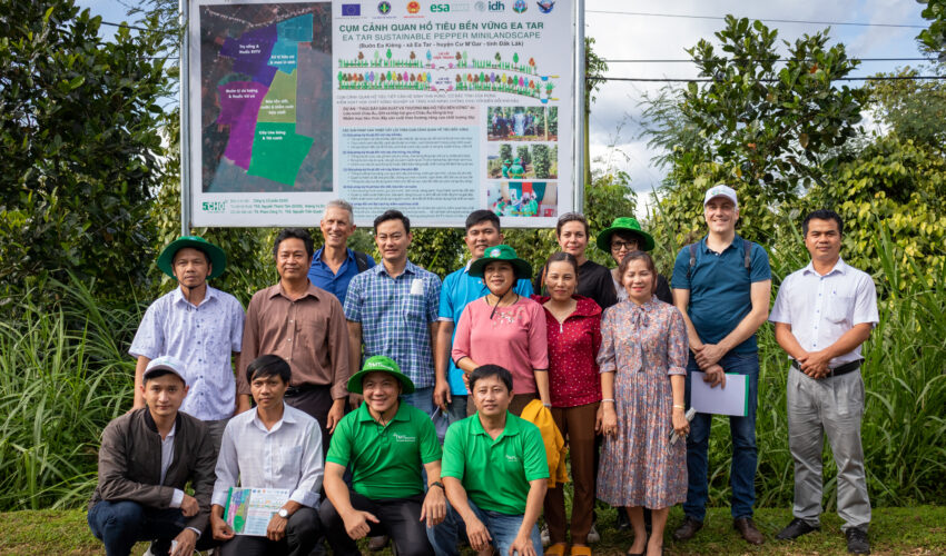 VIPO delegates touring a farm implementing IDH’s landscape model