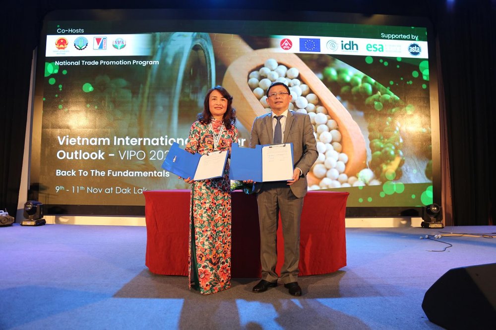 Representatives from the VPA and the Đắk Lắk Provincial People’s Committee singing a memorandum of understanding